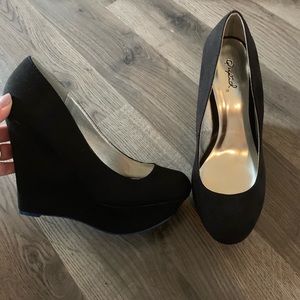 Black wedges